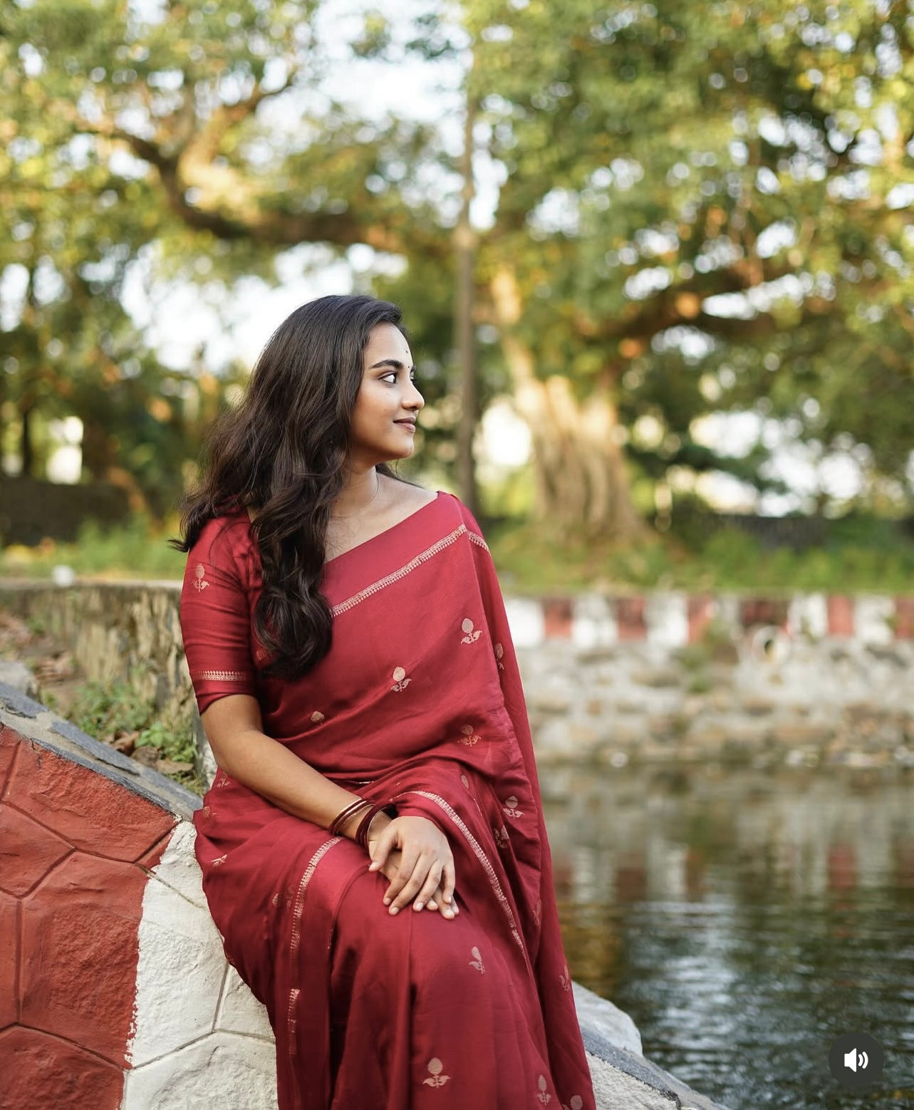 Dreamy Dalia Viscose Khadi Silk Saree (Maroon)