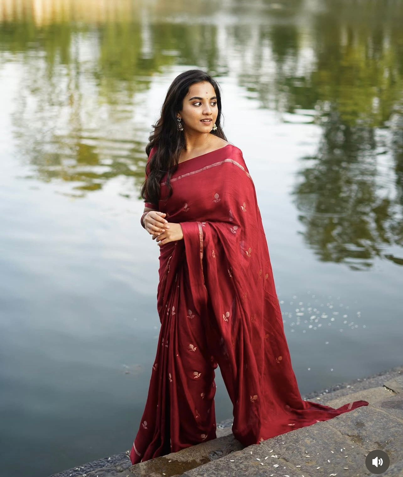 Dreamy Dalia Viscose Khadi Silk Saree (Maroon)