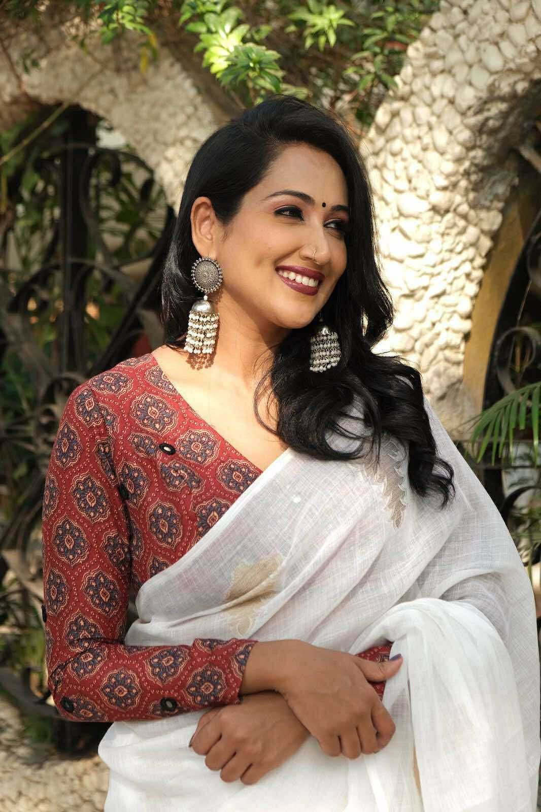 White LINEN Saree, featuring beautiful zari woven leaf design...pallu is adorned with cotton tassels...blouse is made of linen fabric with ajrakh style prints and foil mirror work