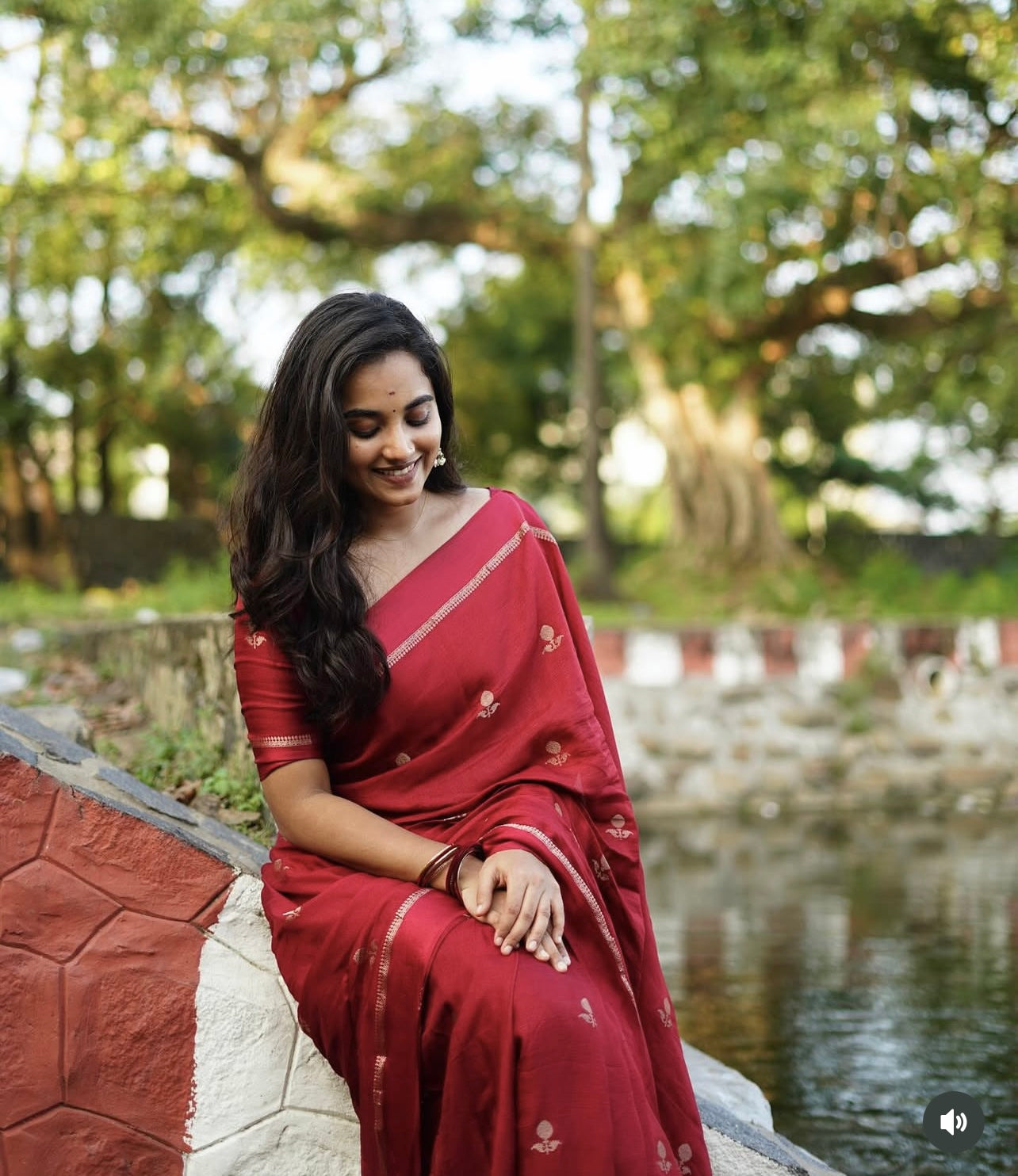 Dreamy Dalia Viscose Khadi Silk Saree (Maroon)