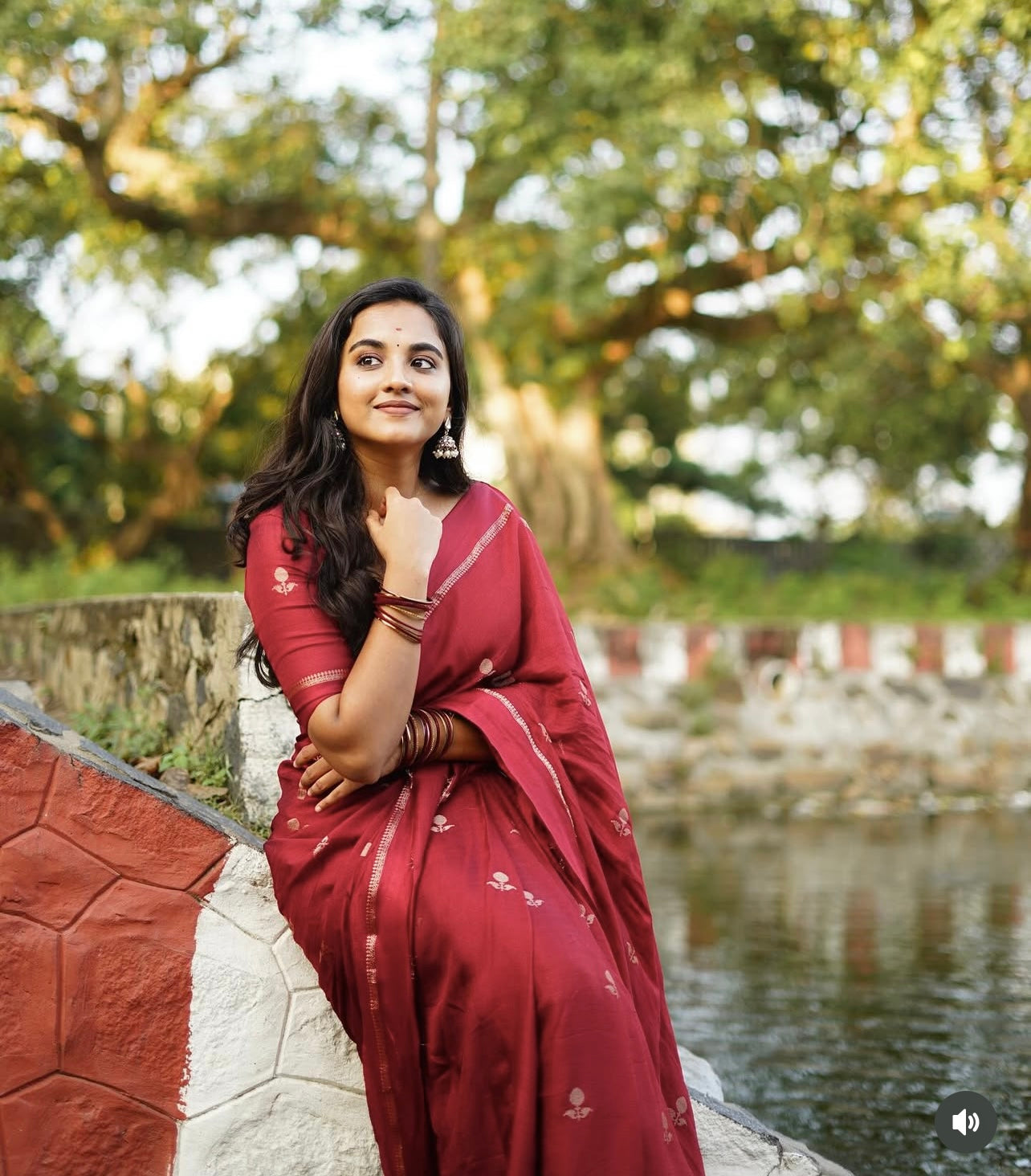 Dreamy Dalia Viscose Khadi Silk Saree (Maroon)