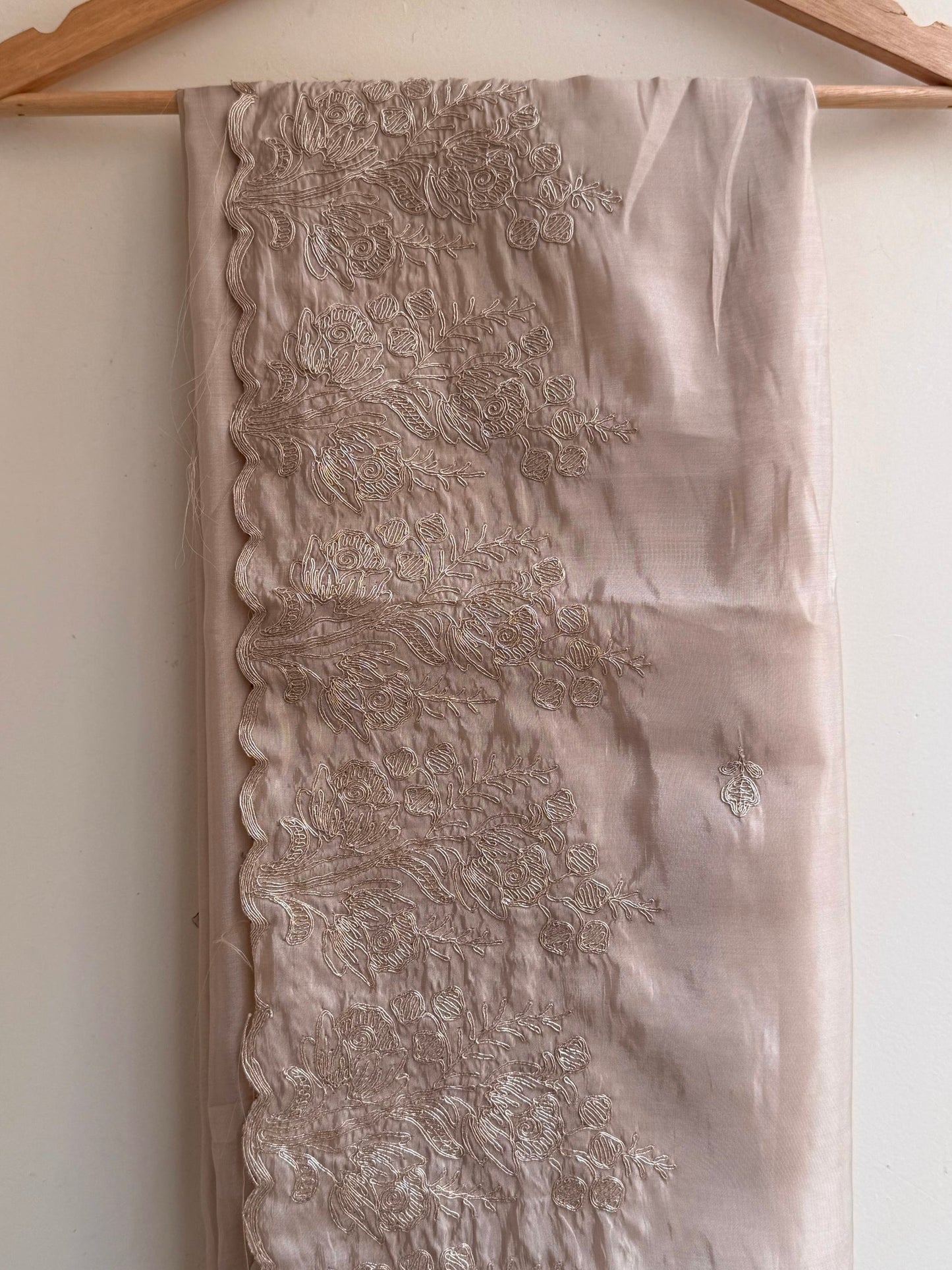 PASTEL IVORY COLOR Saree CRAPE SATIN and vibrant rani pink Blouse Piece