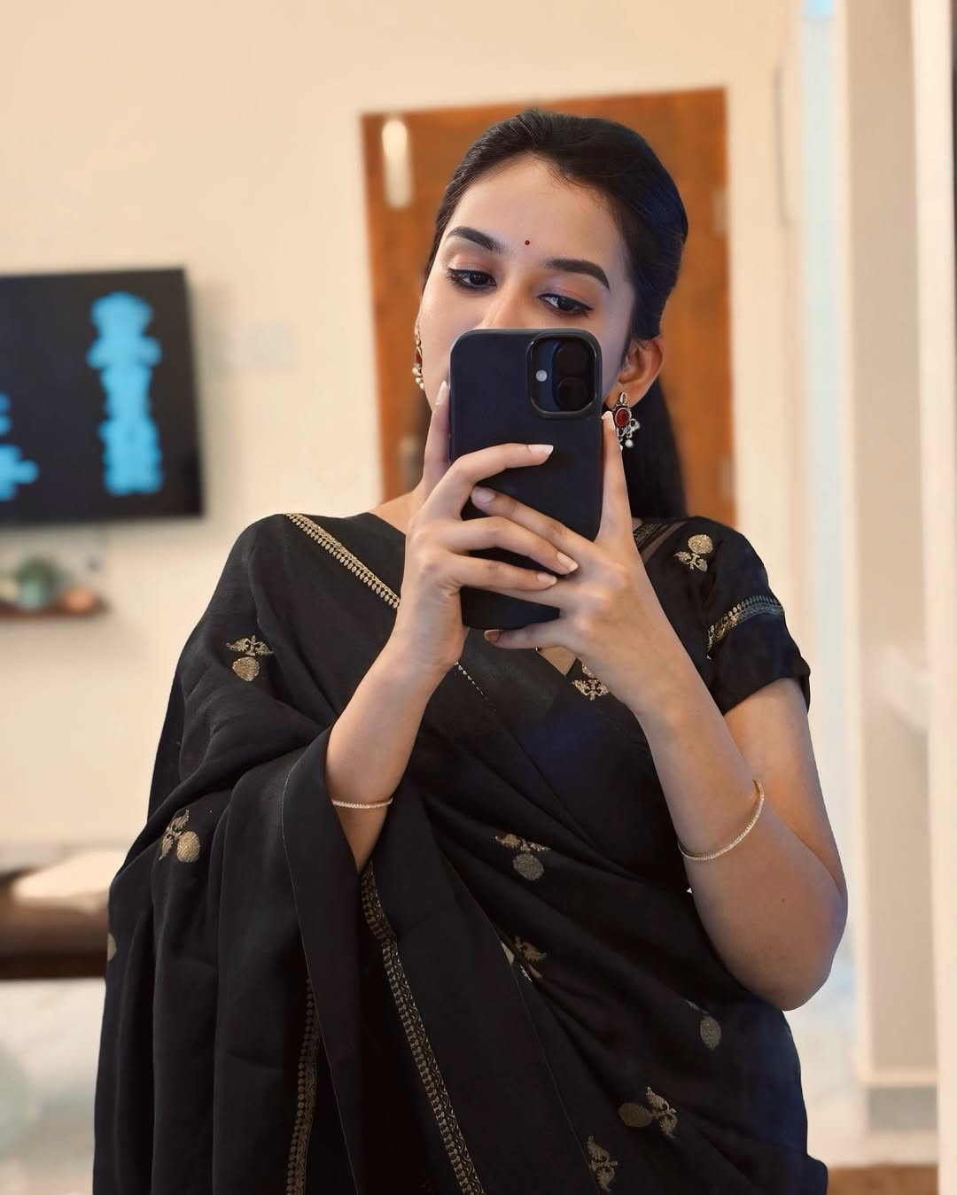 Dreamy Dalia Viscose Khadi Silk Saree (BLACK)