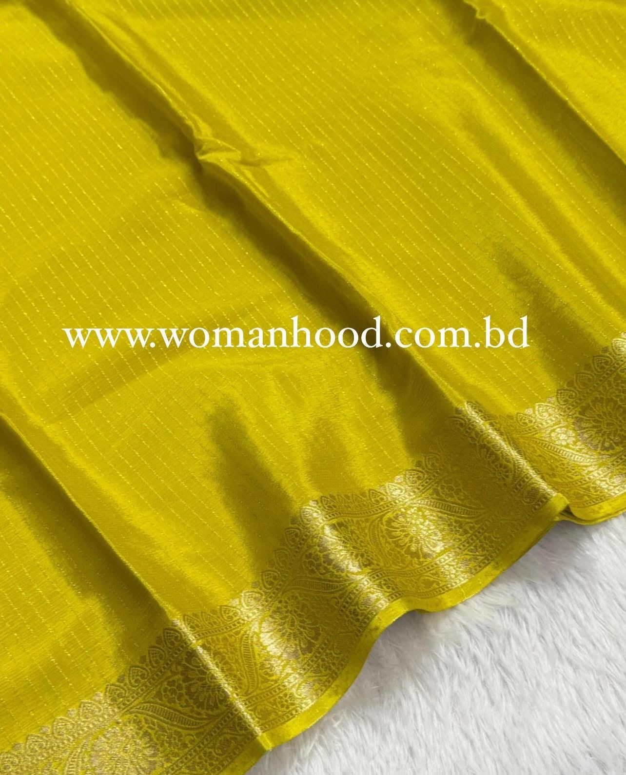 Chinon Silk Saree with Jari Lining Allover The Saree with Heavy Weaving Border and Pallu paired with Weaving Chinon Silk Blouse Piece